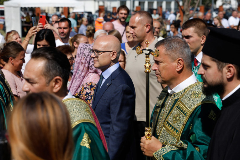 Osvećenje hrama u Veterniku: Liturgiju služio patrijarh, prisustvovao Vučević