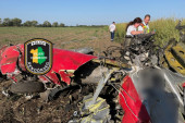 Prvi snimci sa mesta pada aviona u Mađarskoj! Letelica se zakucala u parkiran automobil, otac i sin izgoreli?