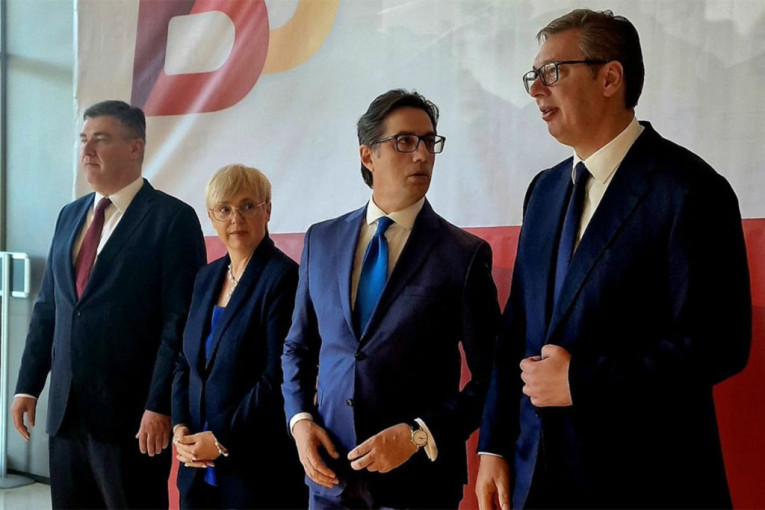 Vučić iz Skoplja: Srbija ostaje dosledna u iskrenom zalaganju za stvaranje atmosfere uzajamnog poverenja