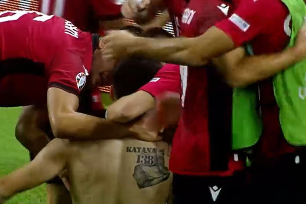 Sknadal: UEFA pod hitno da reaguje - albanski reprezentativac provocirao tetovažom Srbiju! (Video)