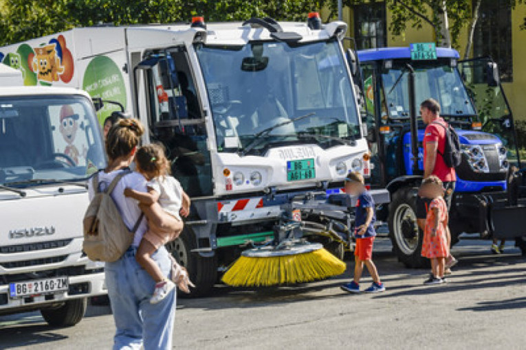 "Dan otvorenih vrata" u "Gradskoj čistoći": Mališani imali priliku da nauče o reciklazi, ali i da se provozaju u "smećarcima"
