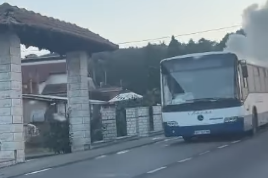 Zapalio se autobus u Orašcu! Gust dim kuljao nekoliko metara uvis (VIDEO)
