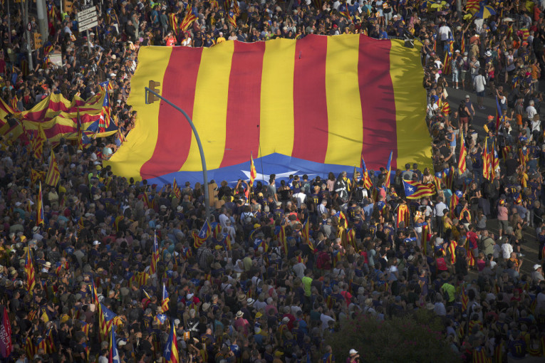 Stotine hiljada ljudi na ulicama Barselone: Katalonci traže otcepljenje od Španije (FOTO)