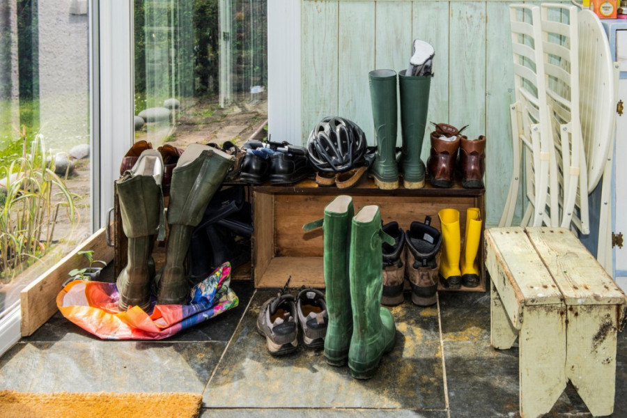 Šta kaže bonton, a šta običaji? Da li treba izuvati cipele kada dođete u goste?