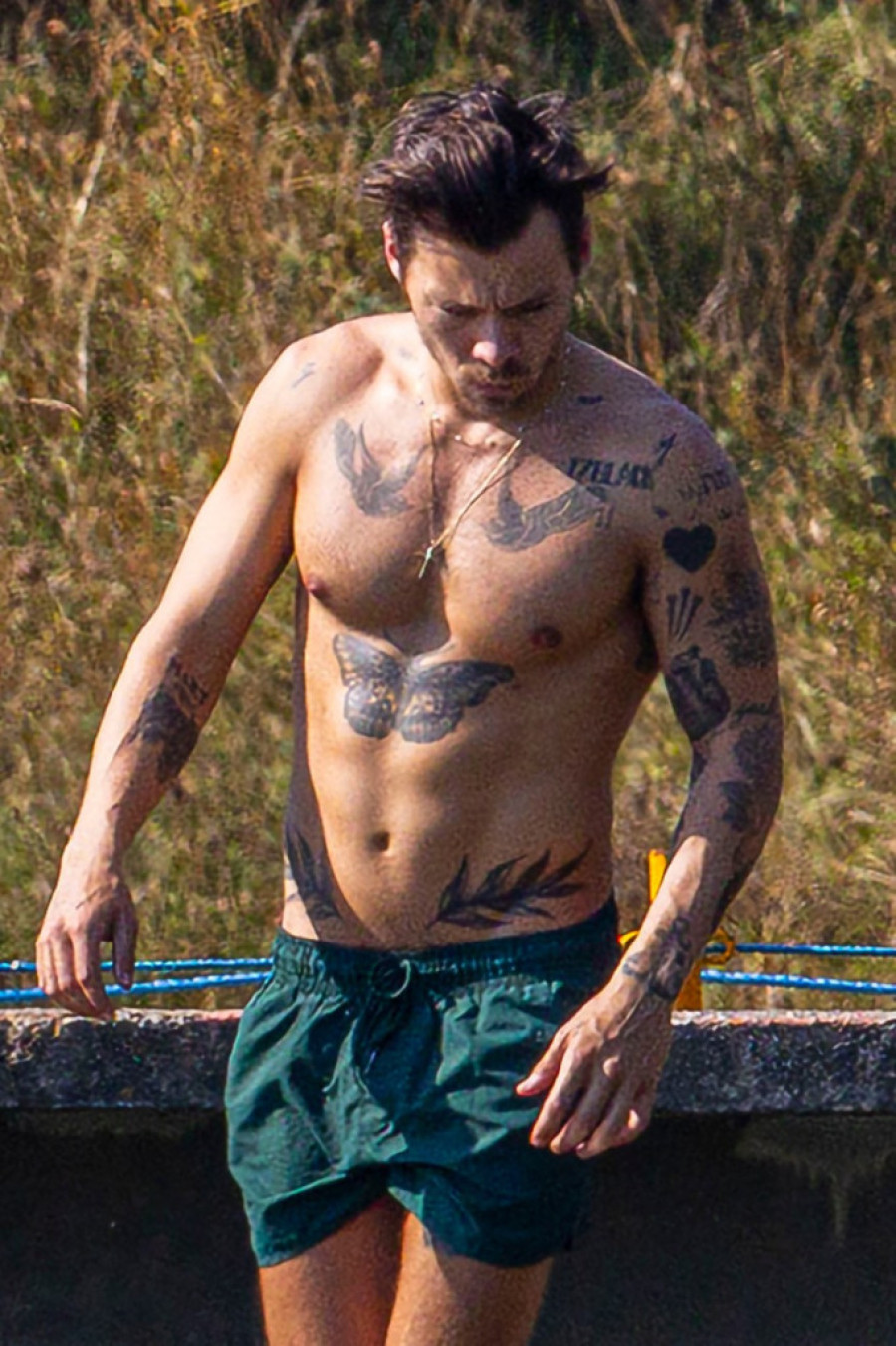 Hit izdanje Harija Stajlsa: Pevač obukao najkraći šorts na svetu, butine sevaju! (PAPARACO)