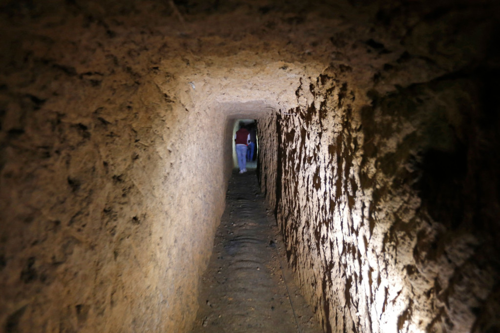 Otkriven misteriozni tunel u blizini pariskog zatvora! Na licu mesta pronađene kese šuta i krevet!