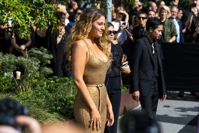Dve modne kombinacije Blejk Lajvi iz Njujorka samo su potvrdile njen status modne ikone: Od zlatnog glamura do razigranog "Šanela"