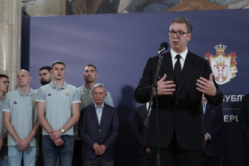 Predsednik Vučić gleda treninge Mege! Odavno je rekao da mu je želja da radi kao košarkaški trener!