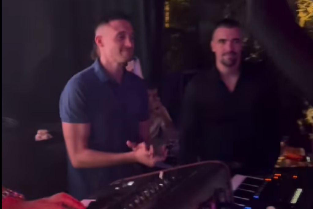 Aleksa nije glavni samo na terenu! Na slavlju muzičarima "oteo" klavijature, pa zapevao! (VIDEO)
