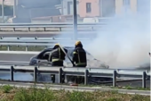 Buktinja na brzoj saobraćajnici Novi Beograd-Surčin: Gori automobil, vatrogasci se bore sa vatrenom stihijom (FOTO/VIDEO)