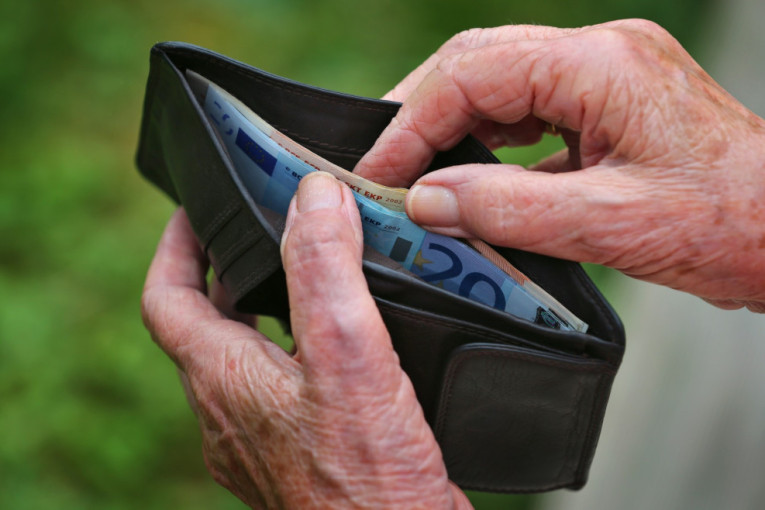Besramni ulični razbojnik: Starici (72) oteo novčanik