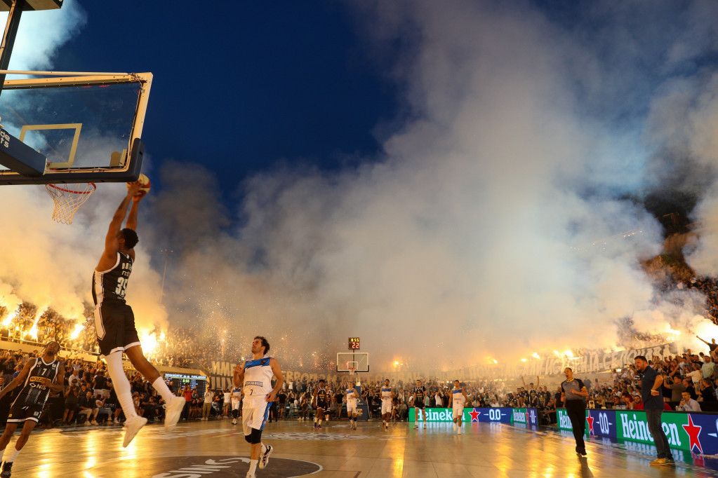 Kakvu su samo žurku napravili košarkaši i navijači Partizana! Tresao se Tašmajdan od pesme Grobara!(FOTO-VIDEO)