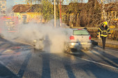 Goreo automobil u Kragujevcu: Dim se pretvorio u veliki plamen koji je pretio da proguta ceo automobil