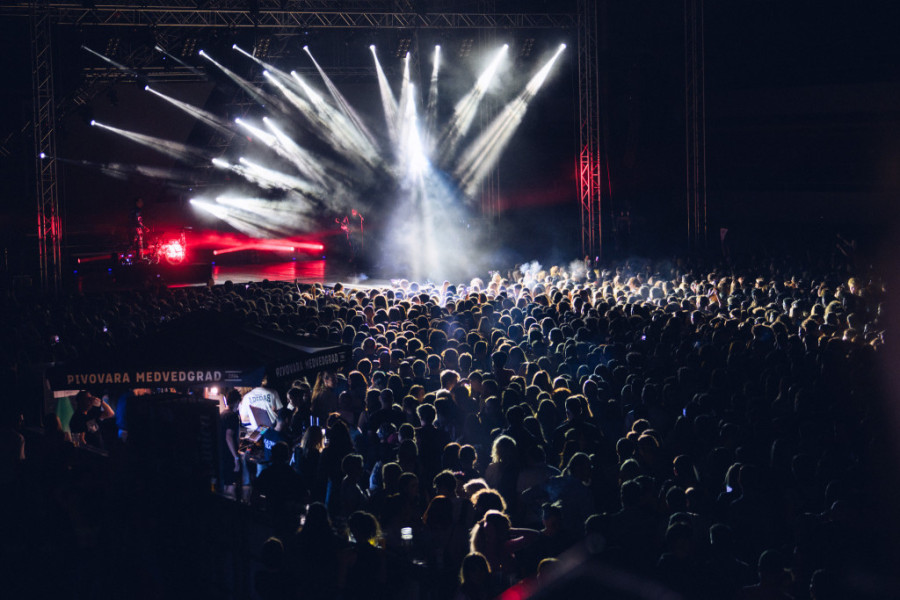 Dobar provod, konfete, šljokice, gosti iznenađenja i nove pesme: Buč Kesidi osvaja Taš!