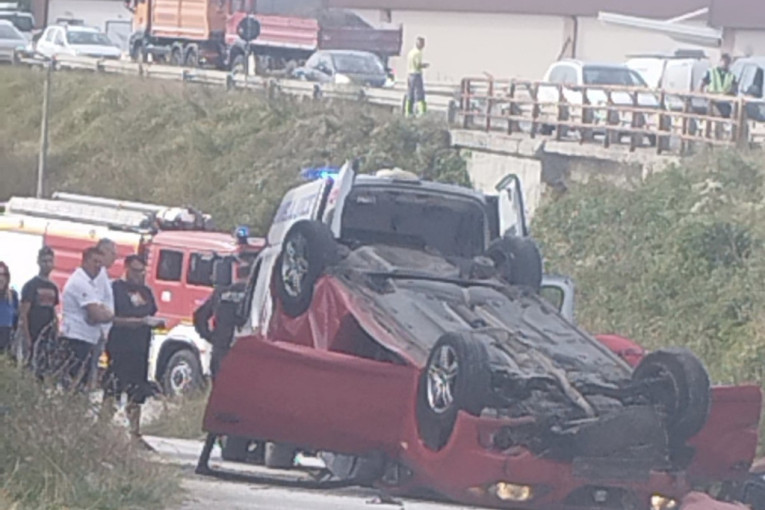 Teška saobraćajna nezgoda kod Zlatibora: Preticao kamion, pa završio na krovu (FOTO)