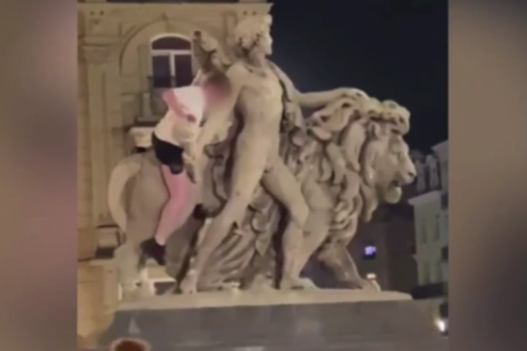 Turista se popeo na tek obnovljenu statuu, pa odlomio jedan njen deo: Policija ga uhvatila, zahteva se da on plati štetu (VIDEO)