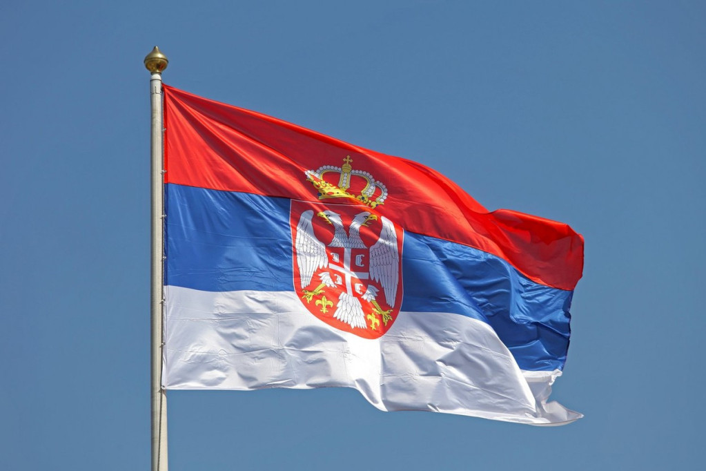 Tajkunskim medijima i na Sretenje smeta srpska zastava! (FOTO)