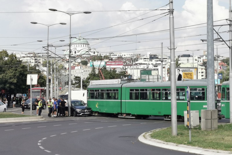 Karambol na Autokomandi: Sudarili se tramvaj i "mercedes" - ljudi istrčali iz kafića kako bi pomogli povređenom vozaču! (FOTO)