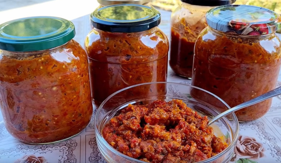 Malo drugačija verzija zimnice koju mnogi obožavaju: Domaći pinđur sa patlidžanom osvaja na prvi zalogaj (RECEPT)
