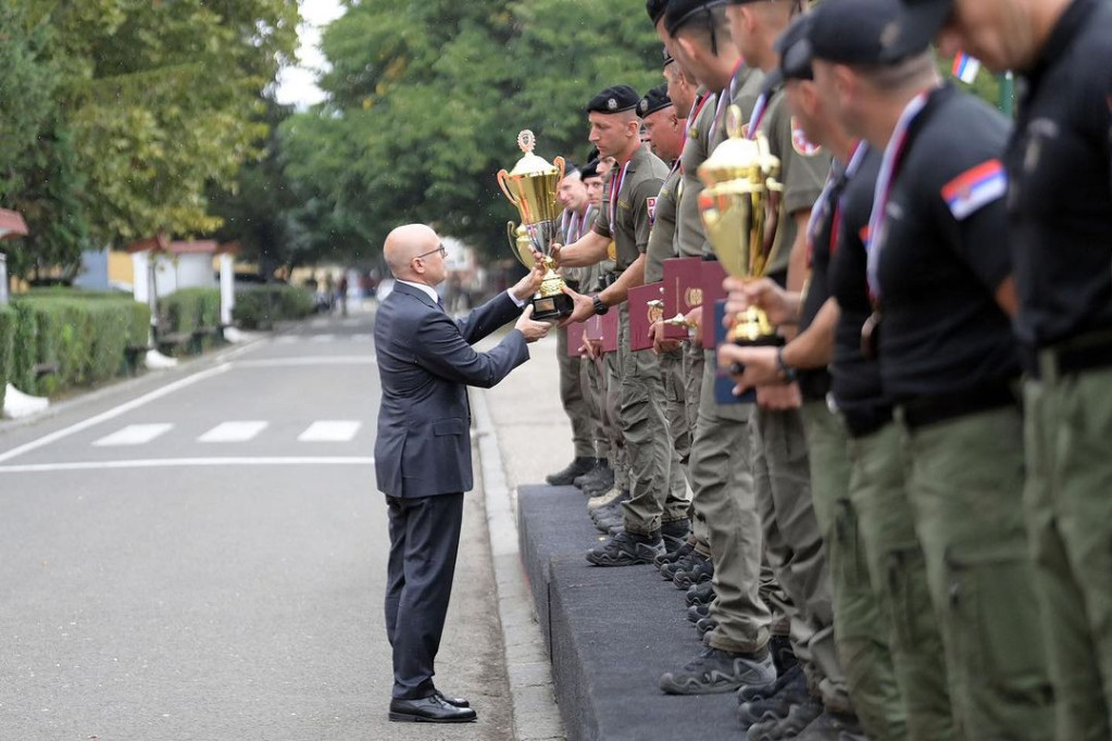 Ministar Vučević uručio pehar pobednicima takmičenja jedinica Vojne policije: "Ponosan sam na vas zbog svega što radite svaki dan"