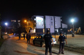 Prvi snimci sa mesta pucnjave u Novom Pazaru: Ispred hotela policija, mladiću deo metka ostao u glavi, hitno prebačen u Kragujevac