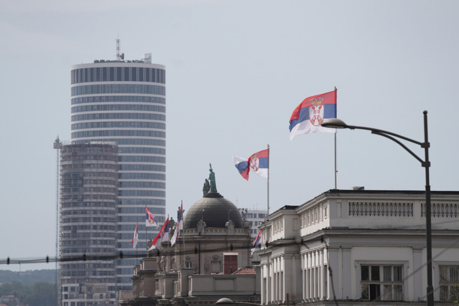 Zastava je svetinja! Žestoke kazne za skrnavljenje državnog obeležja: Ako okačite oštećenu ili dodirne zemlju, plaćate 500.000 dinara