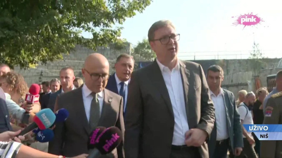 Srećan praznik: Predsednik Vučić na prikazu naoružanja u Nišu, građani i deca prilaze da ga pozdrave i slikaju se sa njim