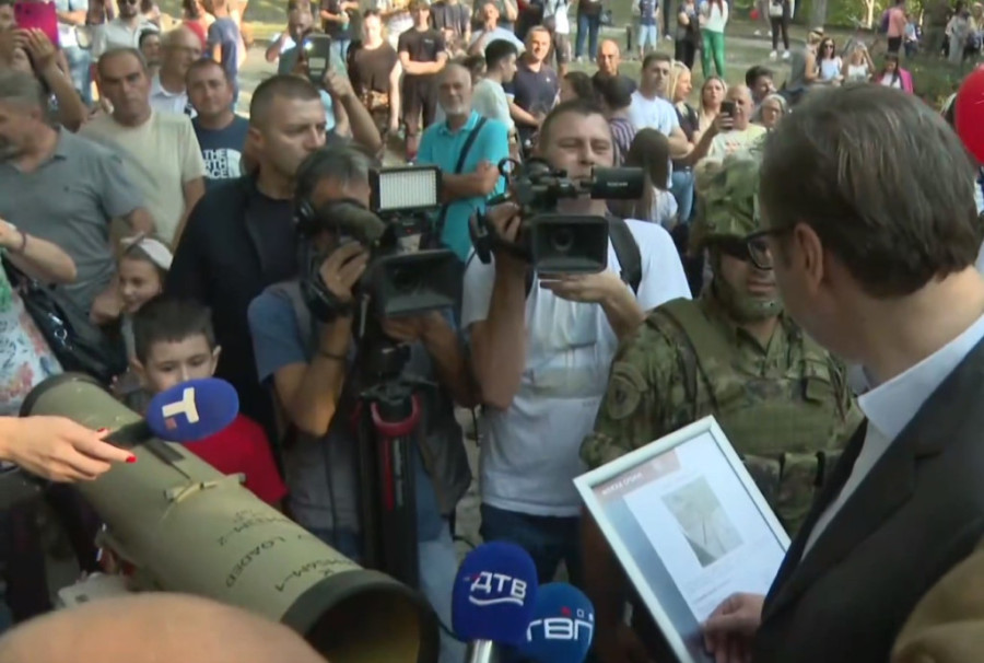 Srećan praznik: Predsednik Vučić na prikazu naoružanja u Nišu, građani i deca prilaze da ga pozdrave i slikaju se sa njim