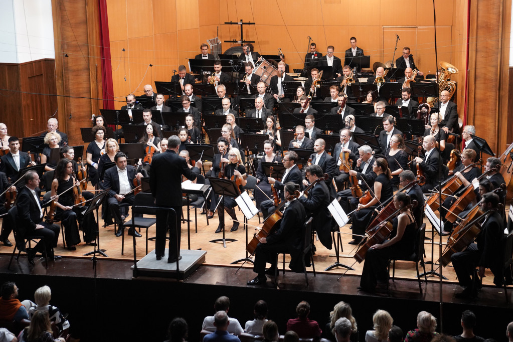 Himnom "Bože pravde" i sećanjem na Ivana Tasovca počela nova sezona Beogradske filharmonije: Više od 150 muzičara na sceni (FOTO)