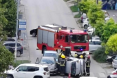 Lančani sudar u Novom Sadu: Automobil prevrnut na pešačkom, povređene dve osobe (FOTO/VIDEO)