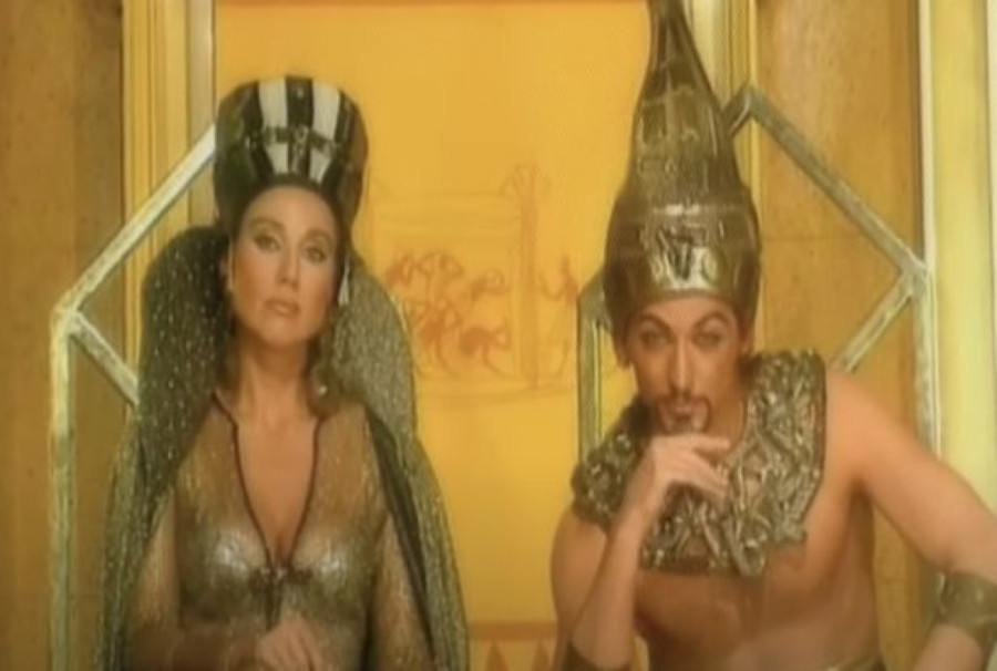 Gaćice sevnule nasred bine! Lepa Brena zaigrala, pa pokazala i previše (FOTO)