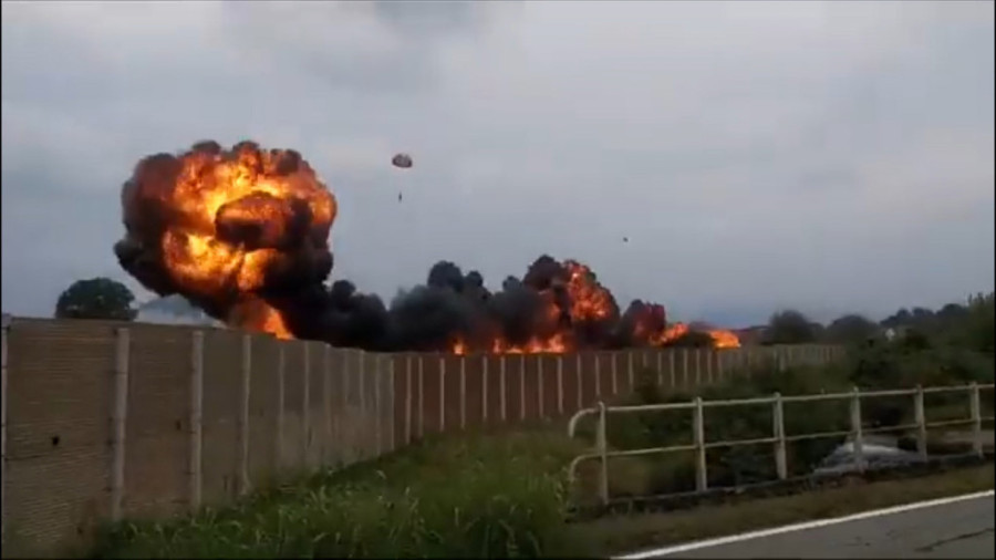 Eksplozija na auto-putu! Kamion sa gasom se prevrnuo, vatra zahvatila nekoliko vozila, dim se vidi sa nekoliko kilometara (VIDEO)