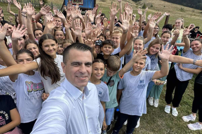 Đorđe Milićević obišao kamp za decu iz dijaspore i regiona "Mali opanak": U Mionici se okupilo 200 mališana (FOTO)