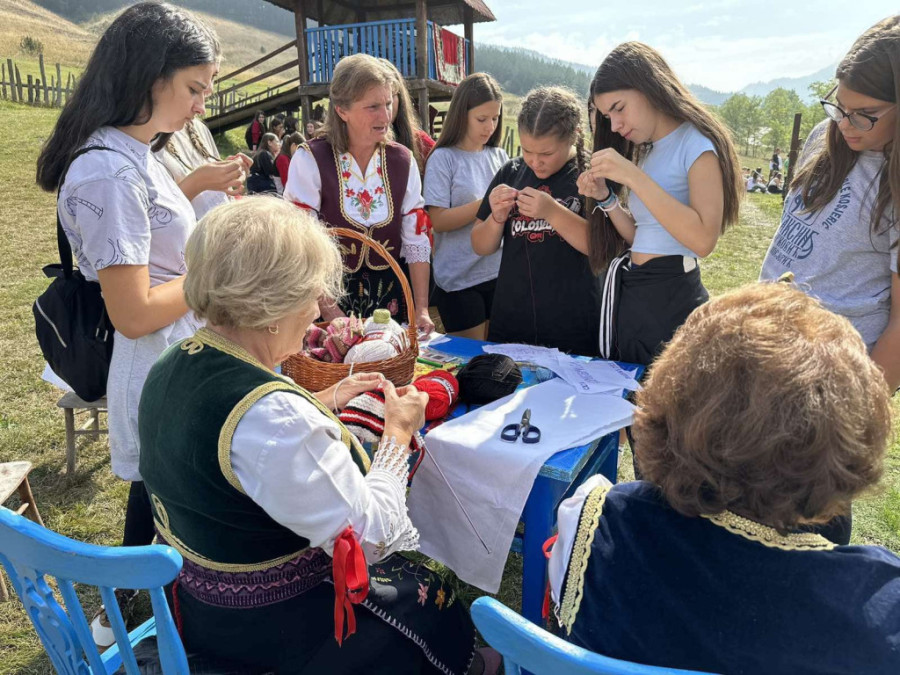 Đorđe Milićević obišao kamp za decu iz dijaspore i regiona "Mali opanak": U Mionici se okupilo 200 mališana (FOTO)