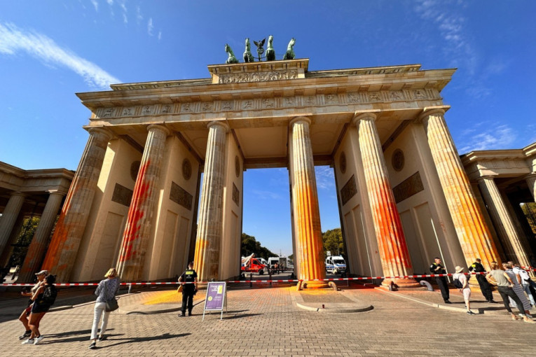 Aktivisti bojom poprskali Brandeburšku kapiju u Berlinu