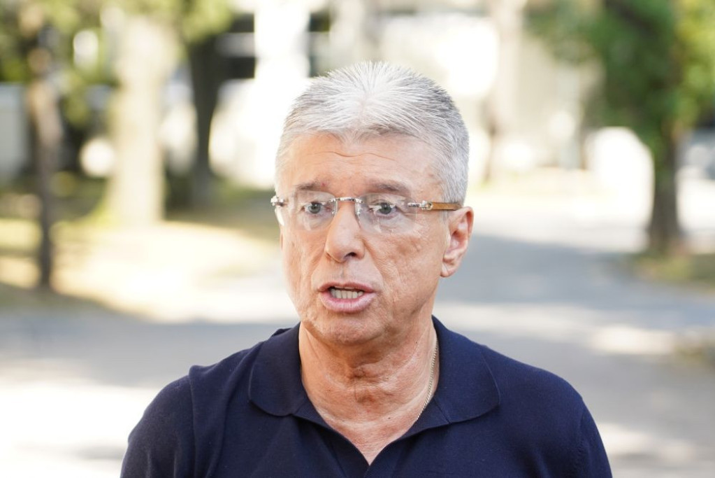 "Ne znam kako ću sad..." Pevač u istoj godini sahranio celu porodicu