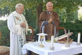 Katolički sveštenik služio misu u mantiji sa leopard printom i izazvao haos na mrežama: Komentari samo pljuštali
