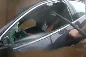 Vozač bio zarobljen u kolima u strašnoj poplavi, a onda su se pojavila dva heroja (VIDEO)