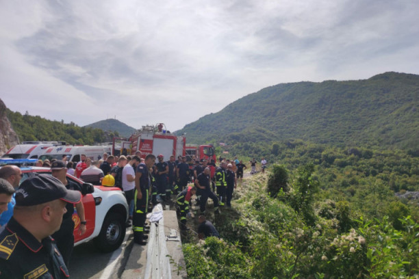 Jezivi detalji teške nesreće u Crnoj Gori: Među poginulima muškarac iz Engleske, nastradalu ženu ne mogu da identifikuju! (VIDEO)