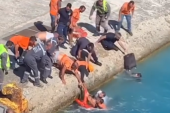 Drama u Grčkoj: Žena upala u vodu dok se ukrcavala na brod, ljudi odmah skočili za njom da je spasu (VIDEO)