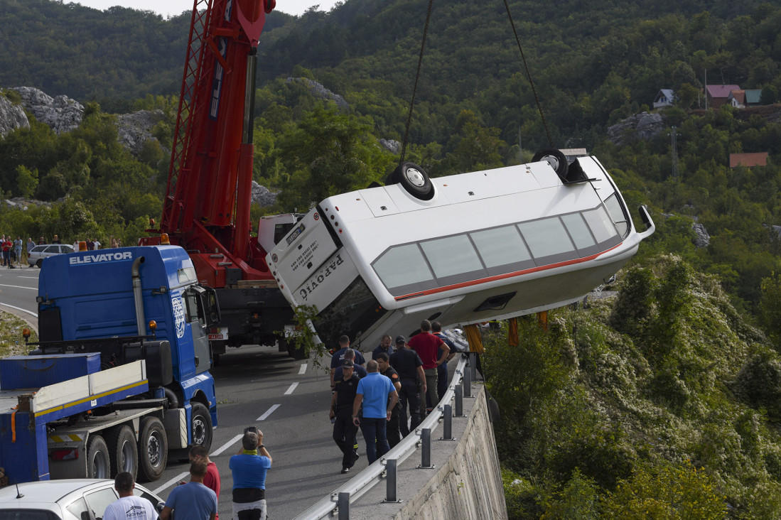 Stravične slike obišle region: Autobus smrti izvučen iz provalije u Crnoj Gori! (FOTO/VIDEO)