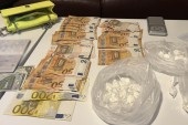 "Pali" dileri na Novom Beogradu: Policija im u vozilu našla veću količinu kokaina, gomilu novca i vagicu! (FOTO)
