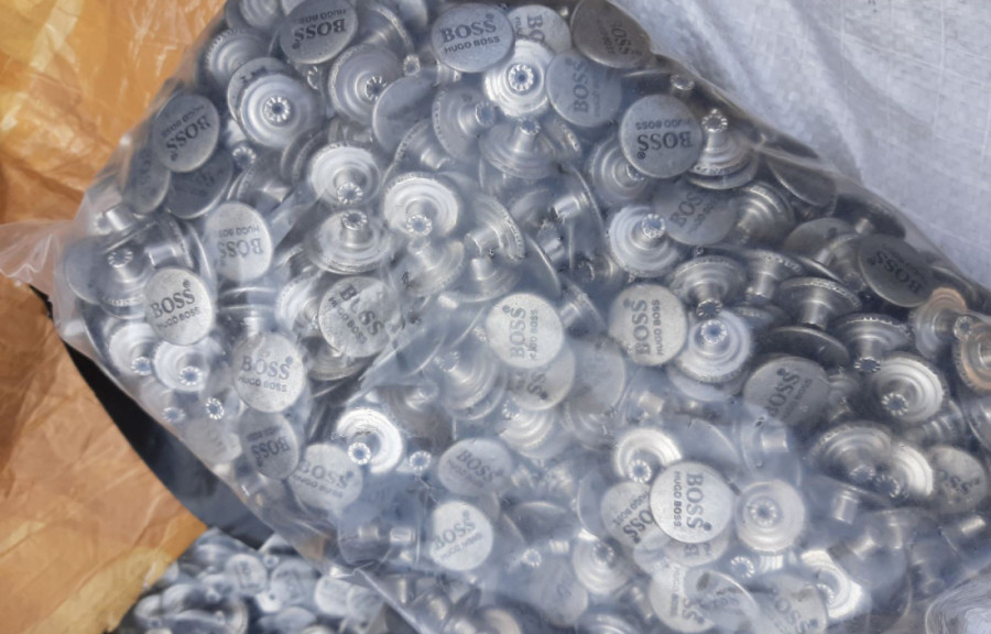 Velika akcija policije u gradovima u Srbiji: Uhapšeno osam osoba, ilegalno trgovali lažnim markama, auto-delovima...