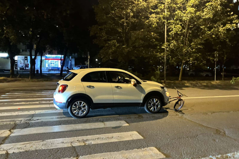 Oboren biciklista (15) na Novom Beogradu: Hitno prevezen u Tiršovu! (FOTO)