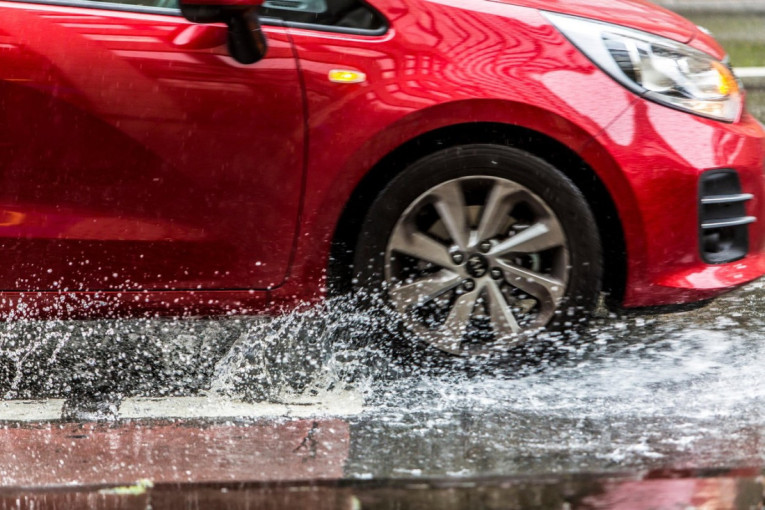Vozači, vozite sporije zbog povremene kiše! U košavskom području i vetar