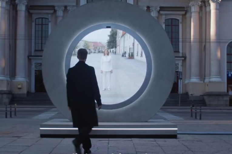 Neobična futuristička skulptura Portal uživo povezuje nepoznate prolaznike iz različitih gradova
