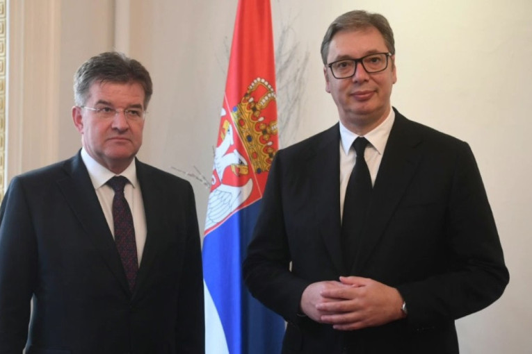 Važan sastanak na Andrićevom vencu: Predsednik Vučić sa izaslanikom EU Lajčakom o situaciji na KiM