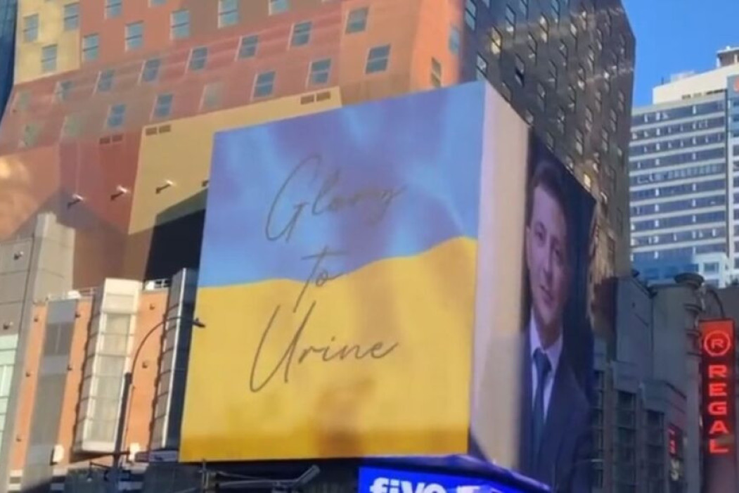 Neverovatan gaf u Njujorku! Na bilbordu za Zelenskog umesto „Slava Ukrajini“ vrlo uvredljiv natpis
