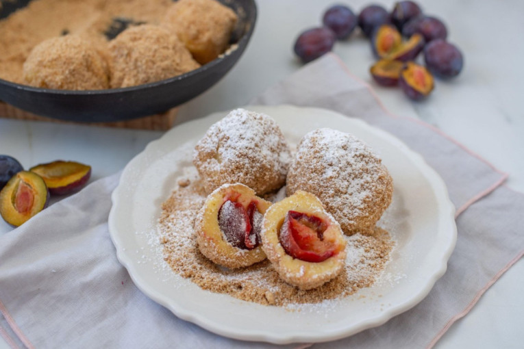 Recept dana: Krambl sa breskvama, letnji desert koji je još ukusniji uz kuglu sladoleda
