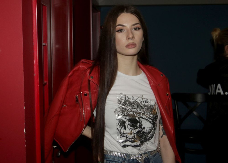 Uki Ku se usred kluba dohvatila s ovom pevačicom! Pao i poljubac naočigled svih (FOTO)